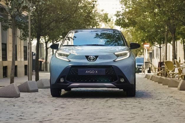 Toyota Aygo X w alejce